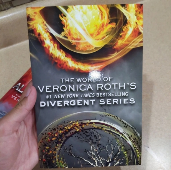 Brand New allegiant book and bonus - Picture 7 of 9